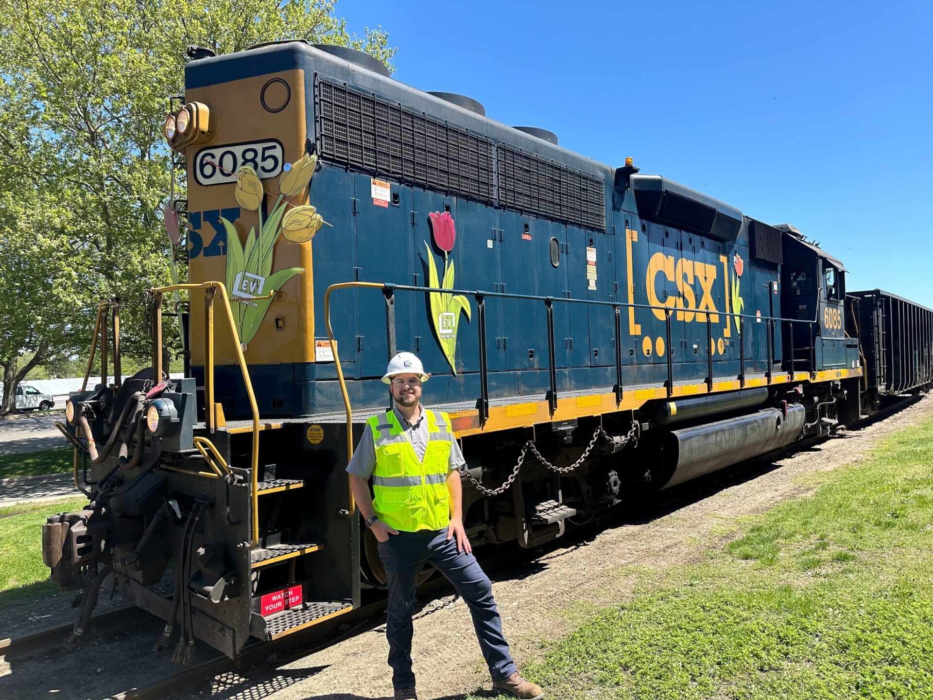 CSX Celebrates Tulip Time Festival with Vibrant Locomotive Decorations in Partnership with EV Construction